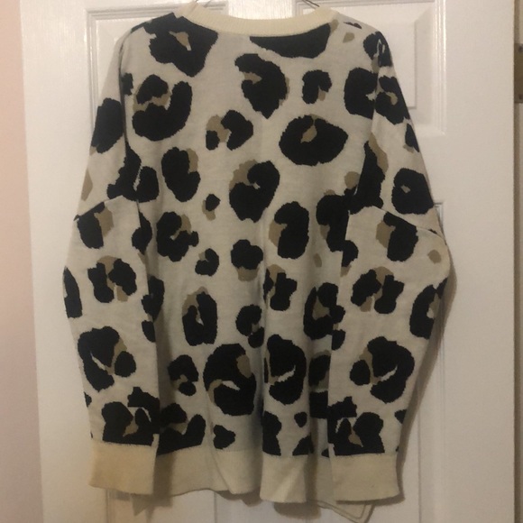 Mudpie brand Leopard 🐆 print crew neck pull over sweater. Size large. Baggy. - Picture 3 of 6
